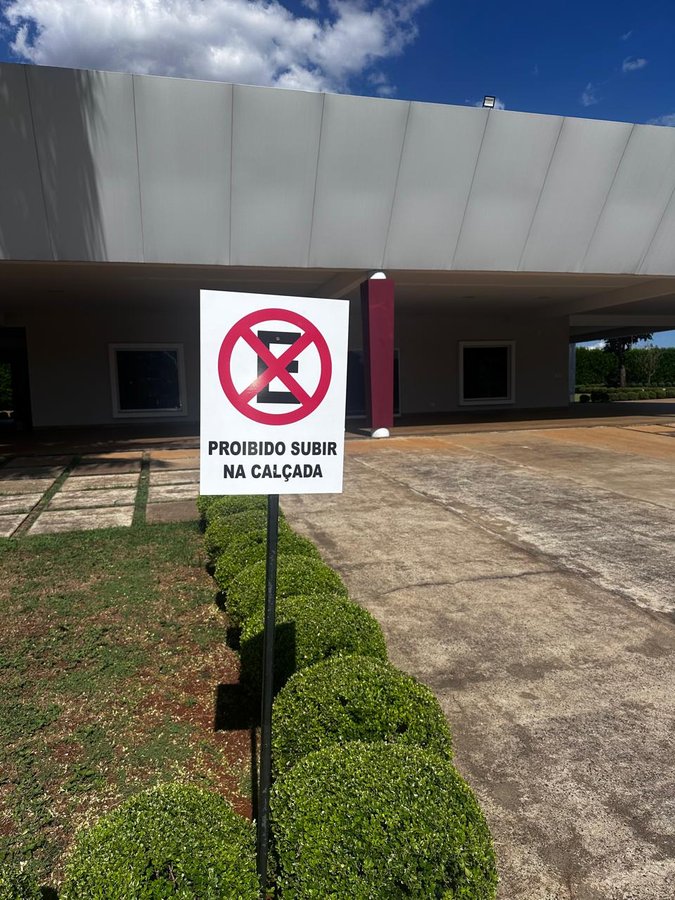 Nova placa de sinalização