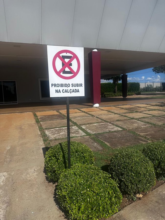 Nova placa de sinalização