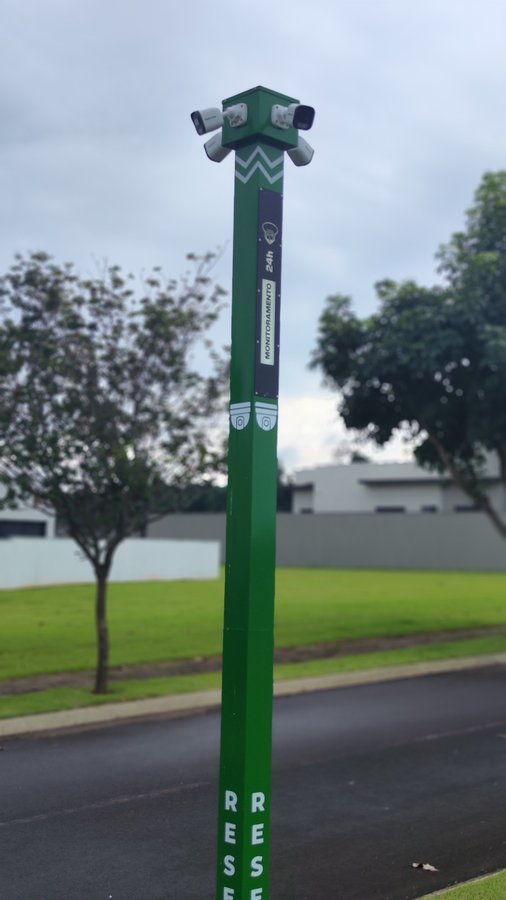 Totem para câmeras de monitoramento