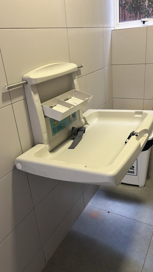 Trocador de fraldas no banheiro família